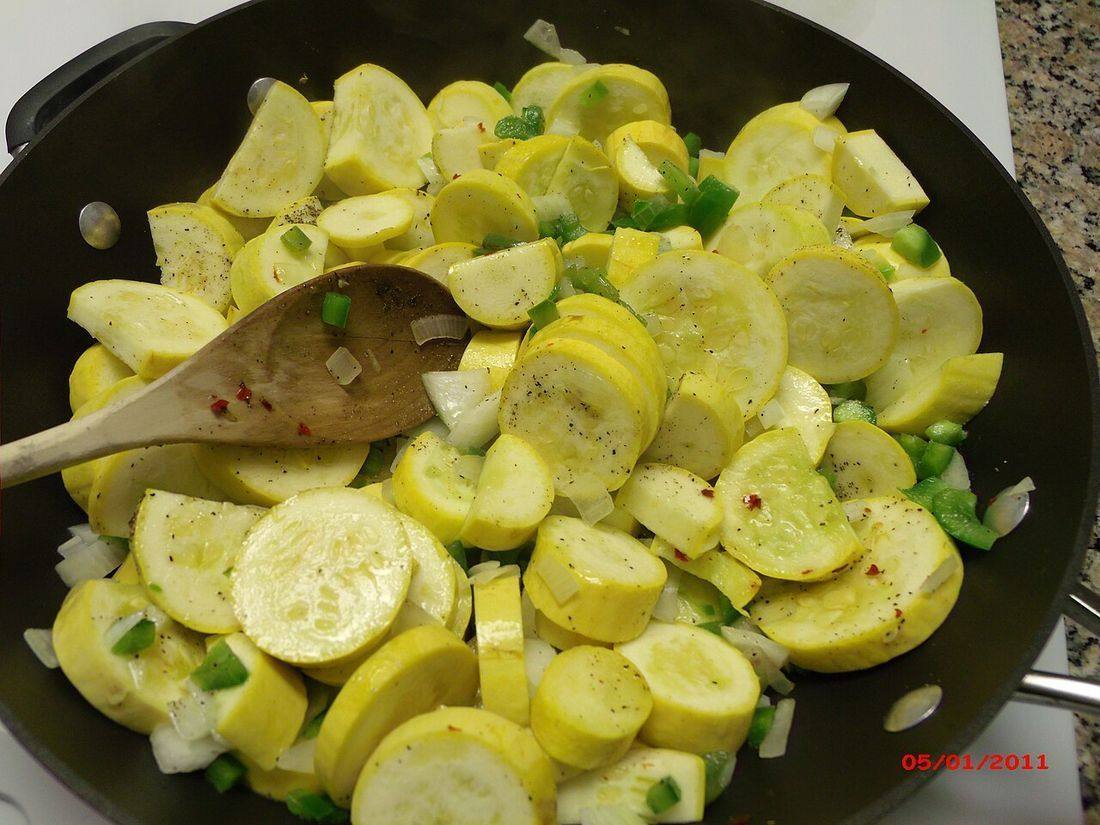 Frying summer yellow squash 003