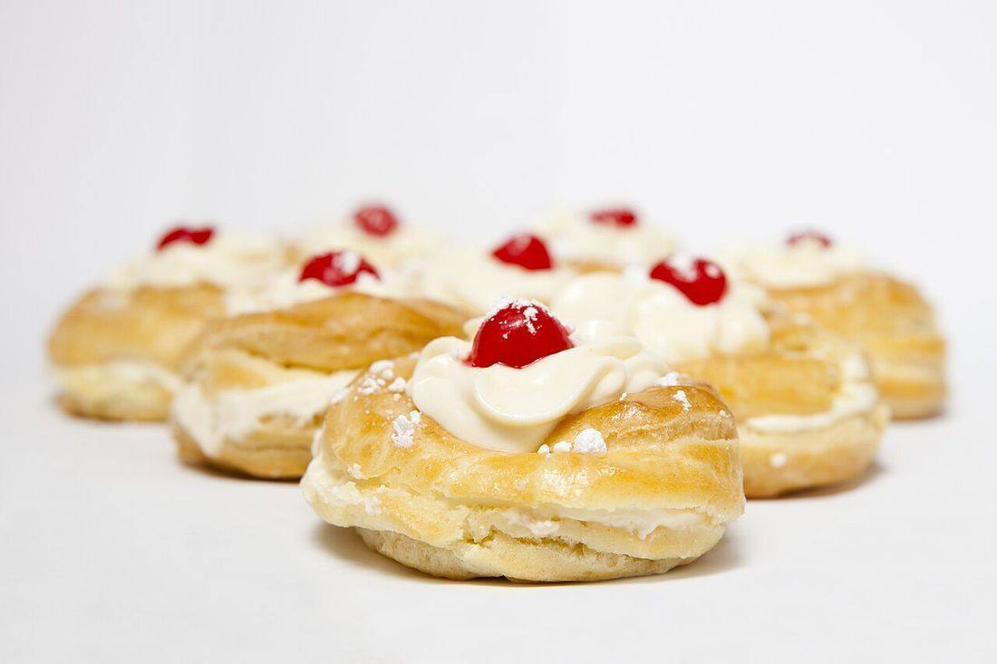 Zeppole — photograph from Wikimedia Commons