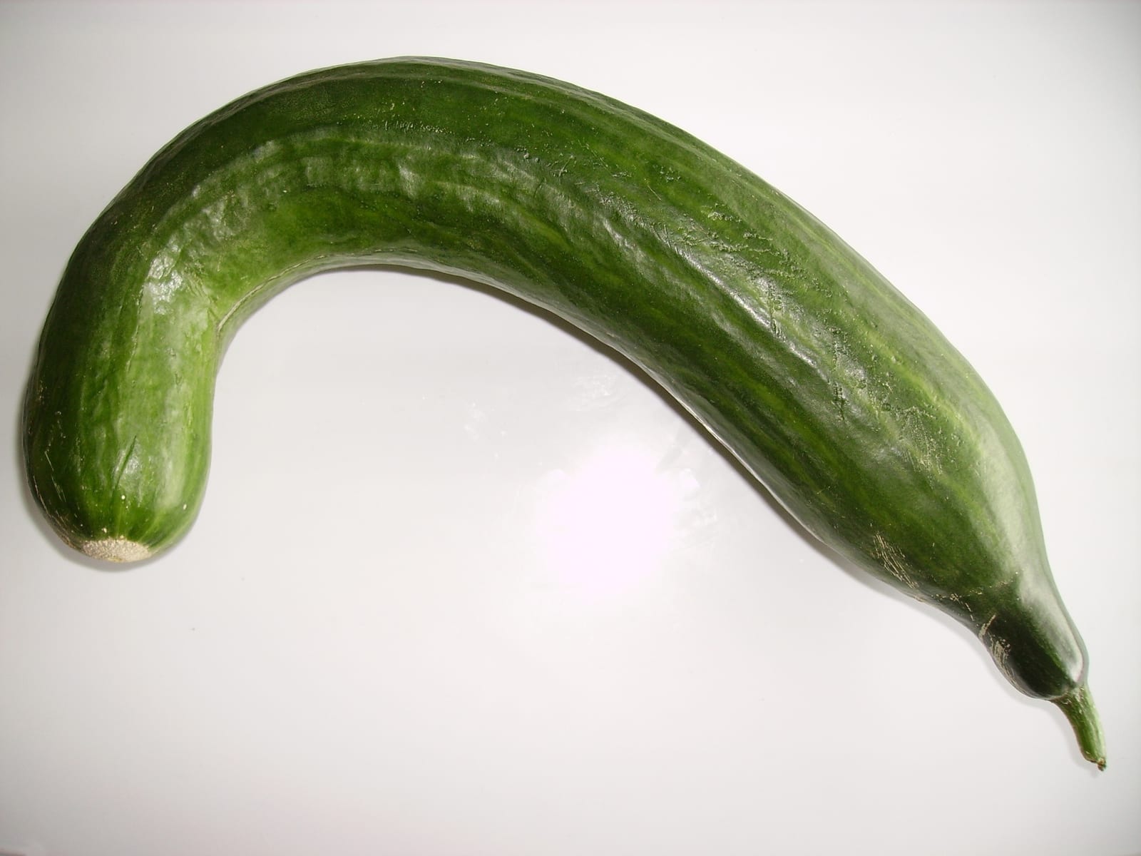 A cucumber, one of the foods that do not freeze well